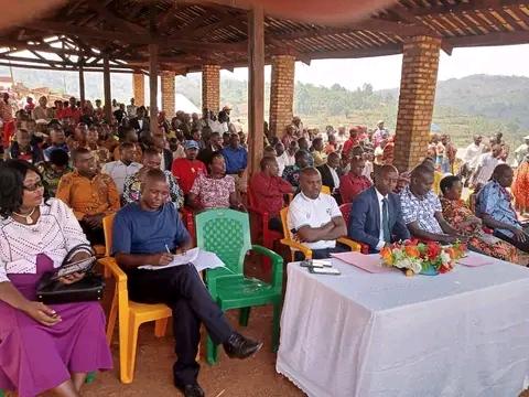 commune_kiganda's tweet photo. Musitanteri wa commune kiganda arashimira cane imvukira zawitavye baba abavuye hafi canke kure .Uwo musi mukuru ukaba waranzwe no kwinjira inyubako hamwe no gusangirira hamwe inyobwa n,imfungugwa kavukire. https://t.co/76YkRp0c9E