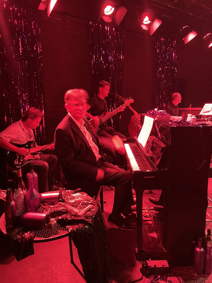 issy_van_rand's tweet photo. First 2 show #DazlingDivas day with the fabulous @mrhazzers #edhall #ozdechaine #gerryberkely @JSTheatre @DazzlingShow https://t.co/hDG2fv5RZb