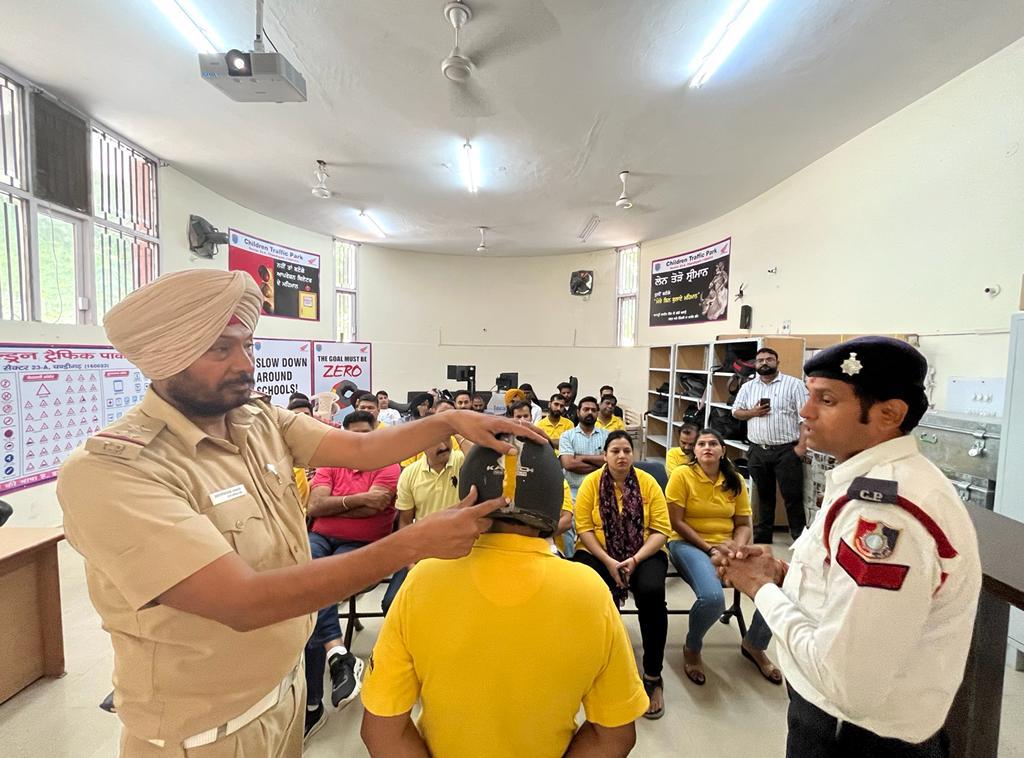 trafficchd's tweet photo. Today #ChandigarhTrafficPolicee conducted a #roadsafetyawarenessdrive at CTP sec 23 for Employee’s of Cholamandalam investment finance Ltd. SCO 81 sector - 40c CHD. Total employees were educated about #linedriving #helmets #trafficrules & regulations and https://t.co/Y4xX4YVv14