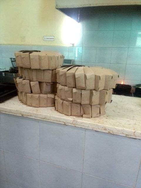 Los trabajadores del Restaurante El Pekin de Matanzas elaboran alimentos para la población evacuada. 
#FuerzaMatanzas #CubaPorLaPaz #ComercioCuba