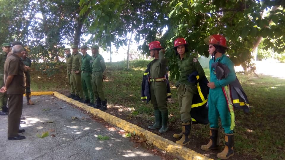 ChiviricoPoll's tweet photo. Se despide a rescatista de la hermana provincia de #CiegodeAvila para cumplir misión en la provincia de #Matanzas, #FuerzasMatanzas https://t.co/ALZlXI4Dbe