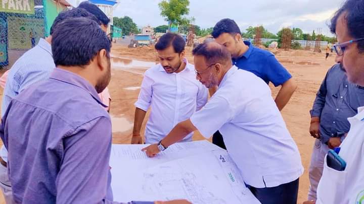 BiswalSouvic's tweet photo. ଟ୍ରାଫିକ୍ ବ୍ୟବସ୍ଥା ସୃଦୃଢ଼ ହେବା ସହ ବହୁ ଯାତ୍ରୀମାନେ ଉପକୃତ ହେବେ।🙏
#ବିକାଶ_ପଥରେ_କଟକ_ମହାନଗର
#TransformingCuttack 👏
#DevelopmentWorksInCuttack #CuttackNetajiBusTerminal 🚍 #OdishaCares ❤️ https://t.co/SvAdLRxVYK