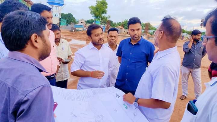 BiswalSouvic's tweet photo. ଟ୍ରାଫିକ୍ ବ୍ୟବସ୍ଥା ସୃଦୃଢ଼ ହେବା ସହ ବହୁ ଯାତ୍ରୀମାନେ ଉପକୃତ ହେବେ।🙏
#ବିକାଶ_ପଥରେ_କଟକ_ମହାନଗର
#TransformingCuttack 👏
#DevelopmentWorksInCuttack #CuttackNetajiBusTerminal 🚍 #OdishaCares ❤️ https://t.co/SvAdLRxVYK