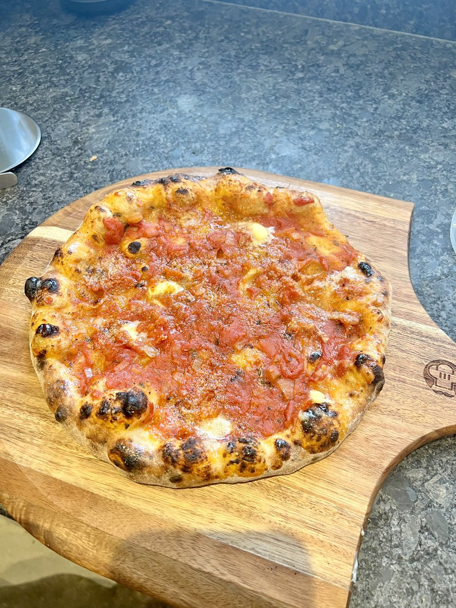 Nothing like fresh dough delivered to your door from <a href="/GBOFPizza/">Great Balls of Flour Pizza Dough Balls & Deli</a> nice fresh garlic tomato bread from the <a href="/gozney/">Gozney</a> dome 👌