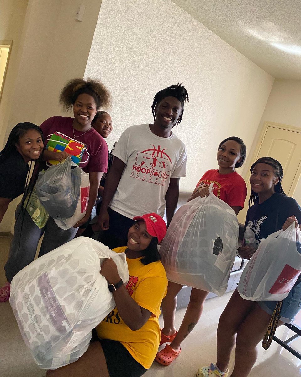 GramGsuwe's tweet photo. GSU Move in 2022-23 🌻✨Welcome back to campus tigers! #Gramfam #gramfam25 #gramfam26 https://t.co/keQBbhDH78