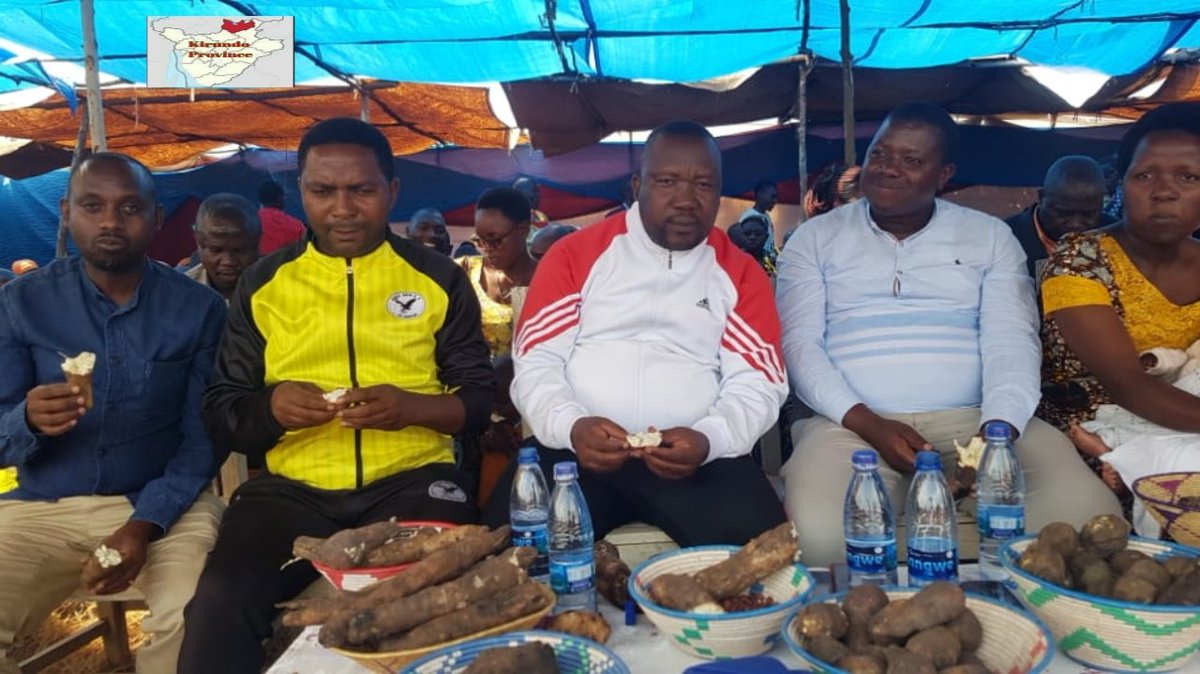 PButanyerera's tweet photo. 1/ #Burundi: Ibirori vyoguhimbaza umunsi mukuru wahariwe amakomine vyaranzwe no gusangira urukanywa n'imfungurwa z'ikirundi mu @KirundoProvince. Buramatari w'intara Albert #Hatungimana arikumwe n'izind mvukira za Komne #Busoni bawuhimbarije ku mutumba wa #Runyinya zone #Mukerwa. https://t.co/zTqX2eN9Tl