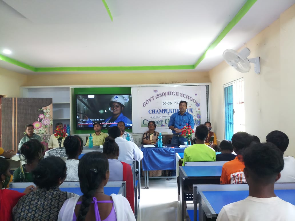 DwoKoraput's tweet photo. Career Counseling in remaining 22 SSD HS/HSS of 7 blocks conducted successfully emphasizing on continuation of study promoting girl child education for min next 5 years after 10th/ 12th with opting right career path in support of @deexkoraput. @dmkoraput @stscdev @GuhaIas https://t.co/WhSkjHpMND