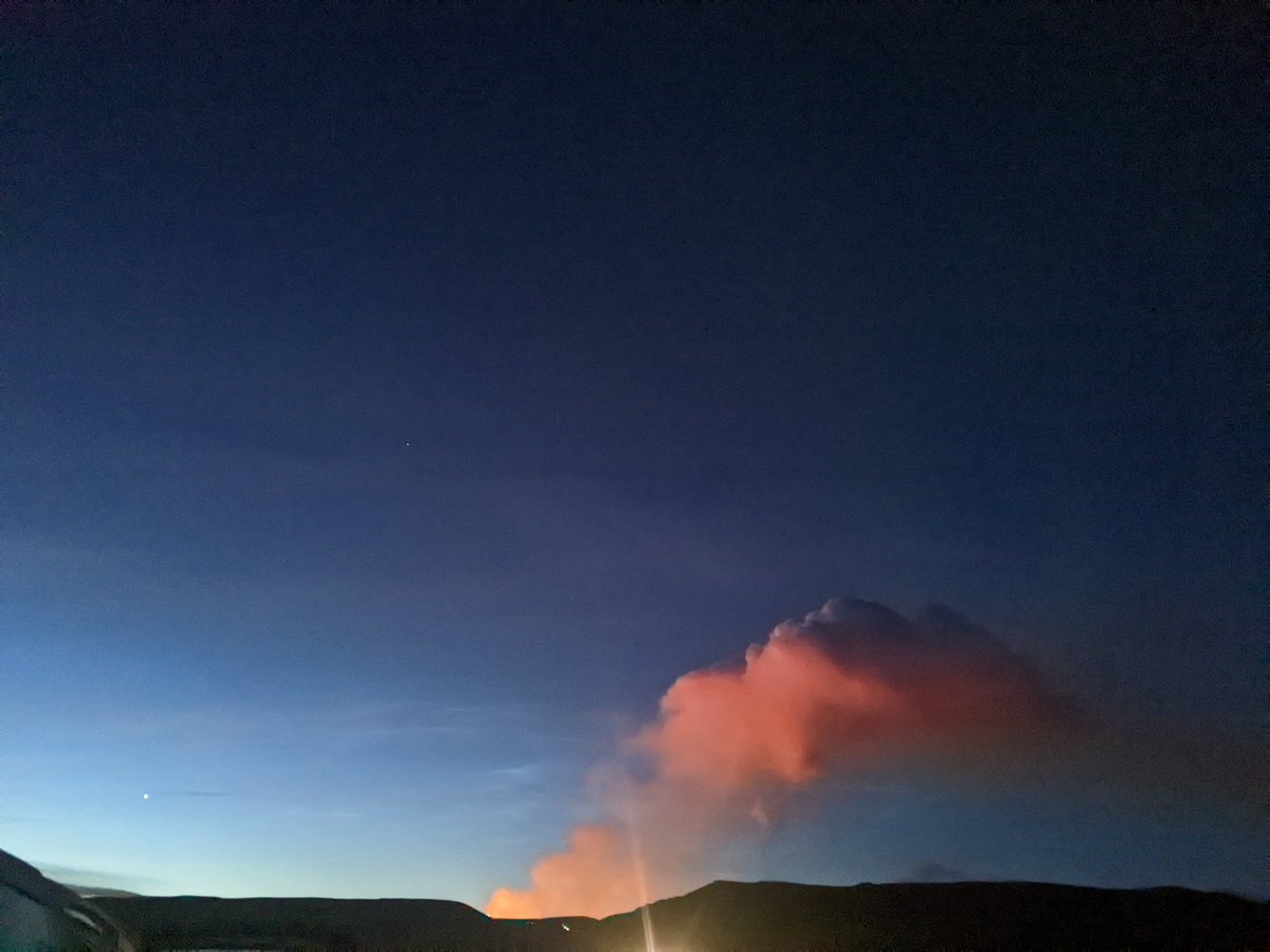 Jesbian5's tweet photo. This may be the best thing I have ever witnessed 

#iceland #volcano #icelandvolcano #eruption #gelingdalir #fagradsfjall https://t.co/NdZ79VK2g9