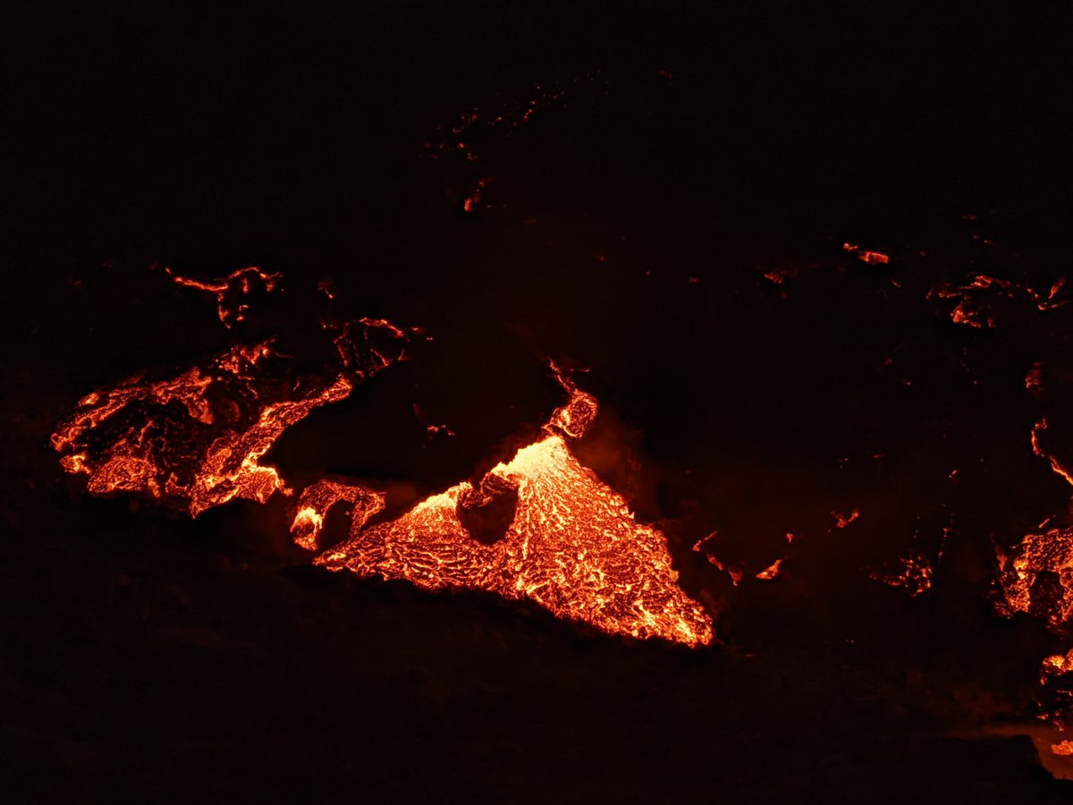 Jesbian5's tweet photo. This may be the best thing I have ever witnessed 

#iceland #volcano #icelandvolcano #eruption #gelingdalir #fagradsfjall https://t.co/NdZ79VK2g9