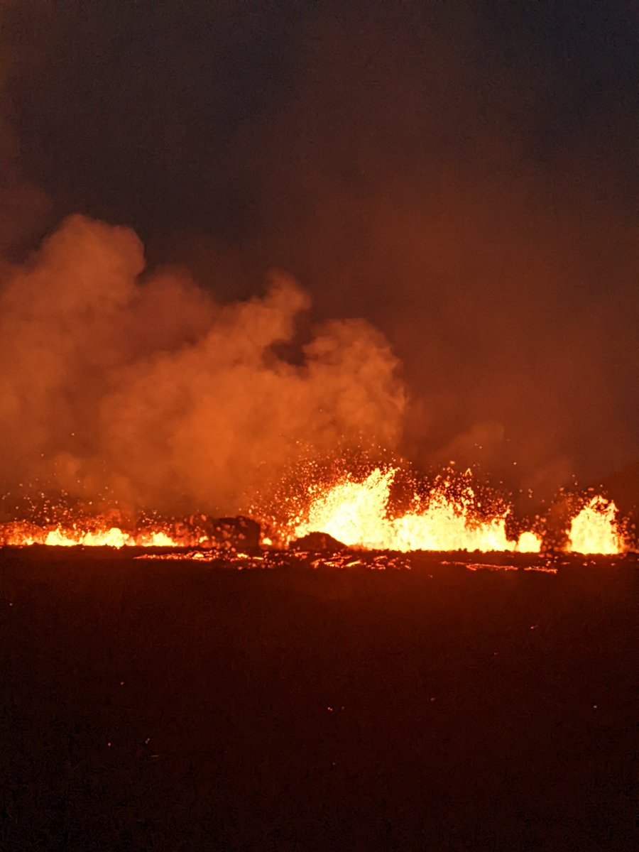Jesbian5's tweet photo. This may be the best thing I have ever witnessed 

#iceland #volcano #icelandvolcano #eruption #gelingdalir #fagradsfjall https://t.co/NdZ79VK2g9