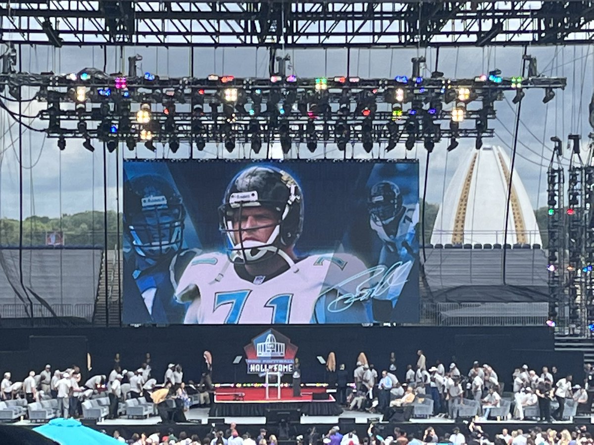 COACHRIPLEY1's tweet photo. In a national moment. In a forever moment for Jaguars. You heard our heartbeat. You heard our pride. It dominated just like you did every Sunday @TonyBoselli god bless you, your family, and Jacksonville is forever in debt to you. #DTWD #DUUUVAl #ThankYouTony #Forever71 https://t.co/2Hsmh4oMeY