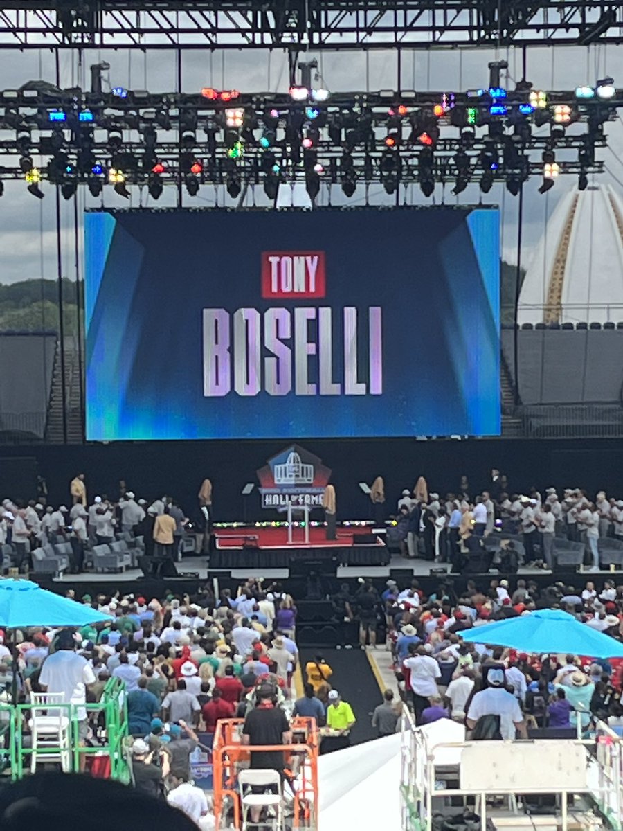 COACHRIPLEY1's tweet photo. In a national moment. In a forever moment for Jaguars. You heard our heartbeat. You heard our pride. It dominated just like you did every Sunday @TonyBoselli god bless you, your family, and Jacksonville is forever in debt to you. #DTWD #DUUUVAl #ThankYouTony #Forever71 https://t.co/2Hsmh4oMeY