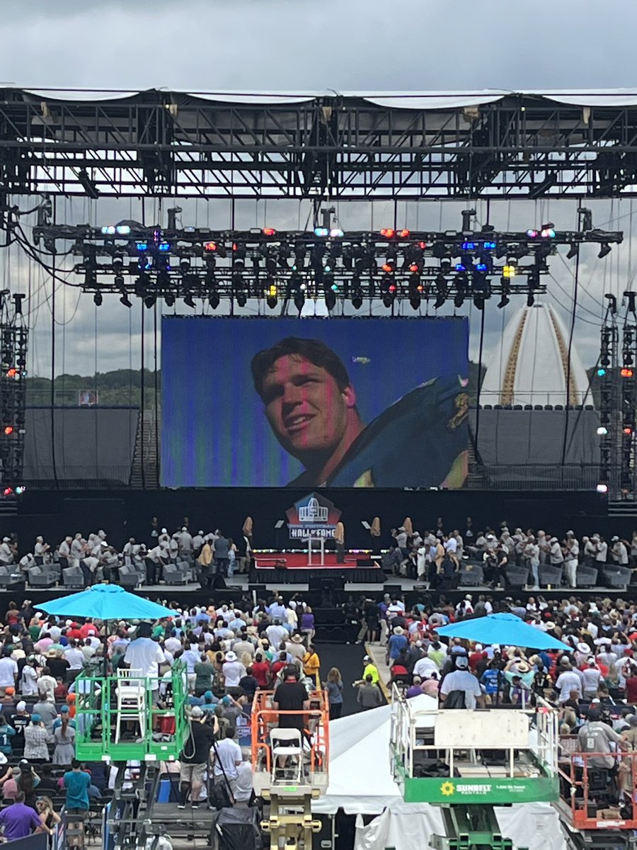 COACHRIPLEY1's tweet photo. In a national moment. In a forever moment for Jaguars. You heard our heartbeat. You heard our pride. It dominated just like you did every Sunday @TonyBoselli god bless you, your family, and Jacksonville is forever in debt to you. #DTWD #DUUUVAl #ThankYouTony #Forever71 https://t.co/2Hsmh4oMeY