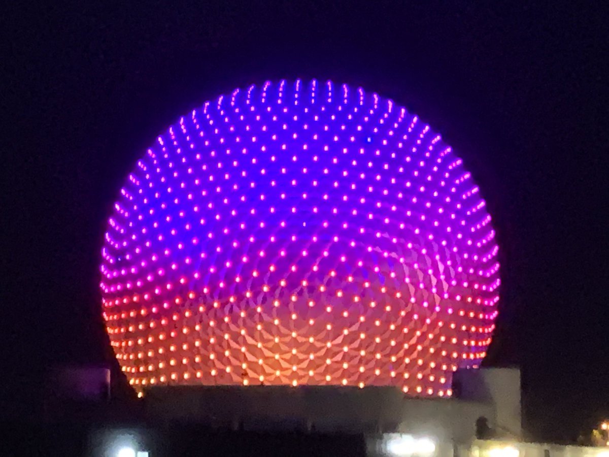 C2Sagazan's tweet photo. Epcot by night #NoFilter #DisneyWorld50 https://t.co/4J05IEH3wo