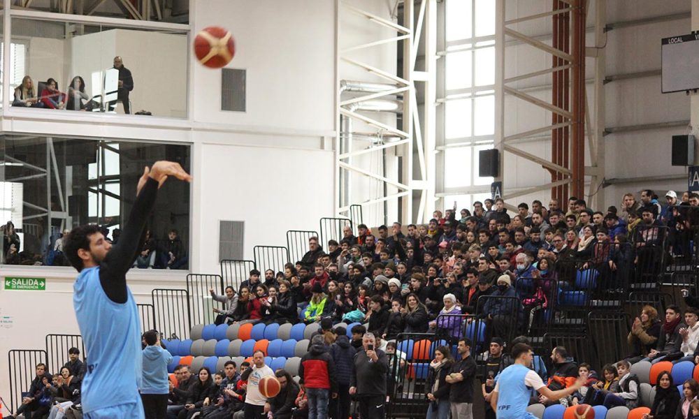 labrujula24's tweet photo. Masiva asistencia al entrenamiento de la selección de básquet en el Dow Center https://t.co/vReZSNRJmI #bahíablancadowcenter #dowcenter #seleccióndebásquet https://t.co/QIxyqg9RJs