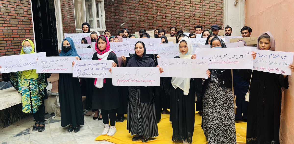 matiullahwesa's tweet photo. رضاکاران نهاد راه قلم به مظاهرات دوامدار خویش ادامه دادند تا مکاتب دختران هرچه زودتر باز گردد
تعلیم و آموختن حق اسلامی ممیباشد و ما خواهان آن هستیم 
بیاید برای بدست آوردن حق خویش روز و شب مبارزه کنیم و آن را بدست آوریم
#PenPathGirlsEduCampaign 
#LetAfganGirlsLearn 
#PenPathKabul https://t.co/Pq2IlkQcWO