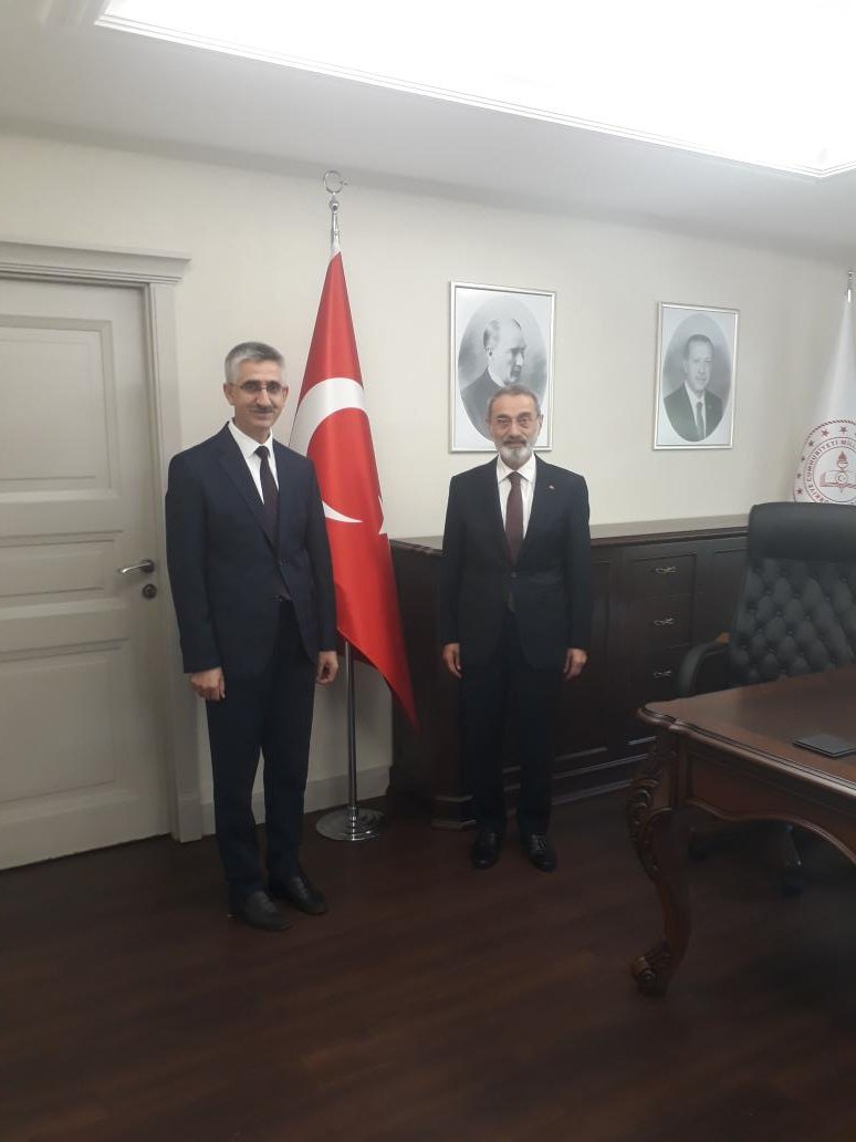 Hafta başında MEB Bakan Yardımcılığı görevine başlayan, duayen eğitimcilerimizden Prof. Dr. Osman Sezgin hocamıza yeni görevinde muvaffakiyetler diliyoruz. Rabbimiz yâr ve yardımcısı olsun, güç ve kuvvet versin. Kendilerini tekrar tebrik ediyoruz. Hayırlı olsun Muhterem Hocam...