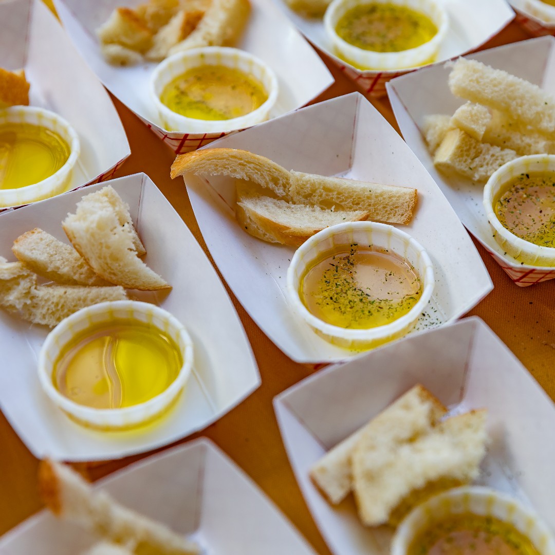 Elz Tastes &amp; Tea showed out at this years crave! with their fresh Lemon + Garlic olive oils, and Italian balsamic vinegar 😋

They carry an assortment of Olive oils, Vinegars, herbs, spices, and loose leaf teas at their shop in the Spokane Valley. 

#CraveNW #Spokane #EatINW