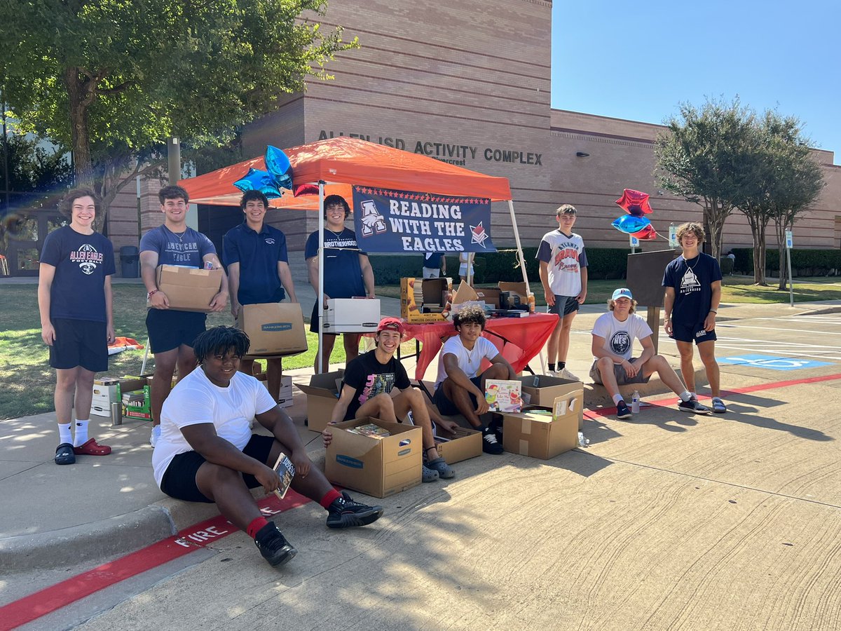 aidan_graham11's tweet photo. We doubled our goal with over 1200 books donated today!! The book drive was a big success, thank you to all who stopped by. 🦅 @alleneaglesfb @Allen_ISD https://t.co/Fw60fb24PO