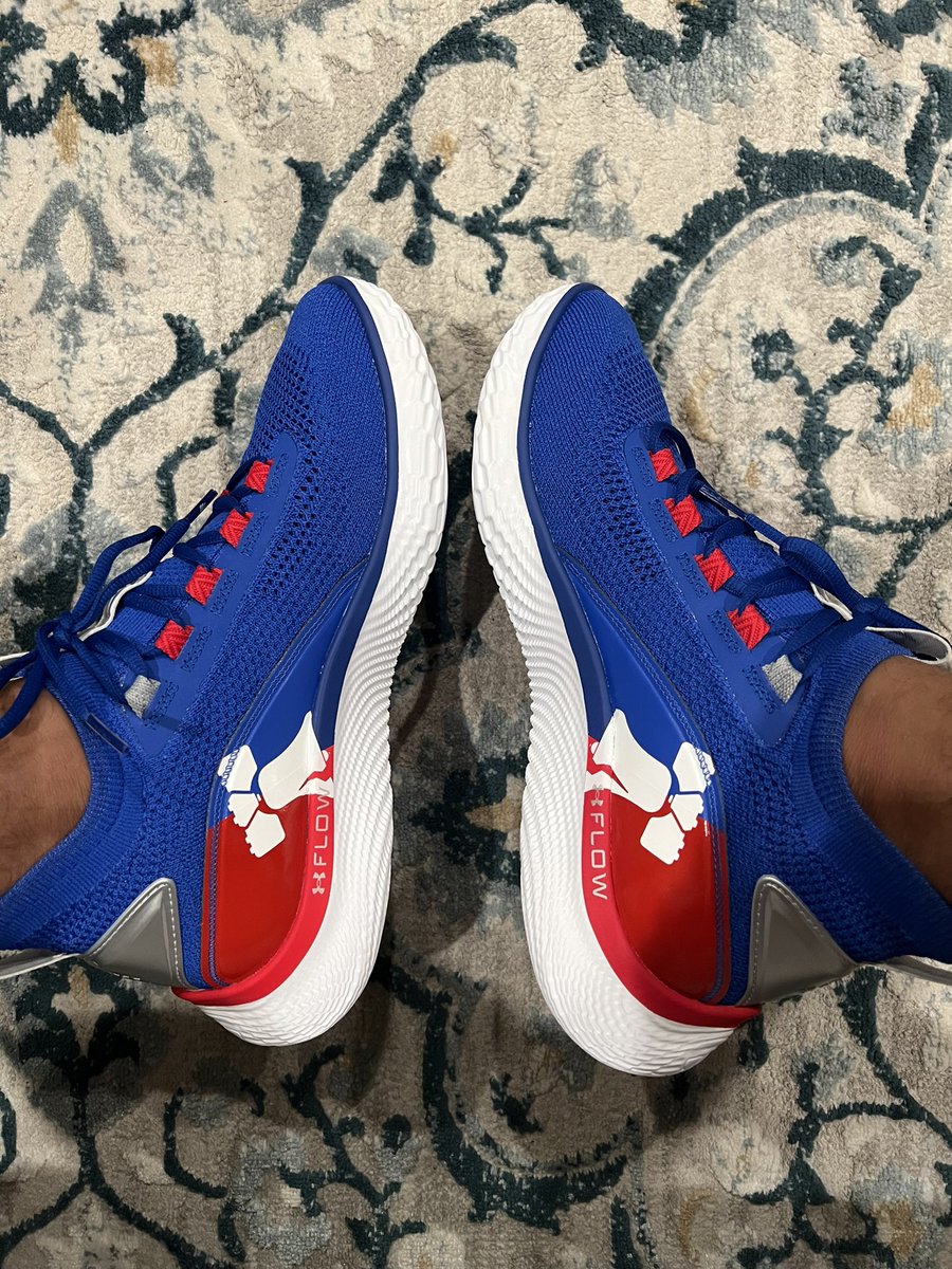 yoloxfomo's tweet photo. And… here they are! Perfect fit and they look 🔥! Yay! 💙💛❤️😀
Come join this amazing community around an awesome superstar @StephenCurry30 and a wonderful mission @eatlearnplay. Such amazing giveaways are just the cherry on top. Thanks @2974Collection!! https://t.co/ohF6kJuFcf