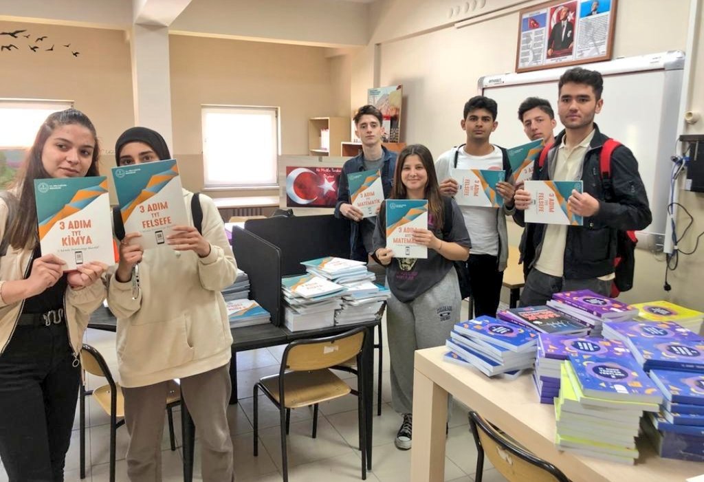 #eğitimdesonbiryıl

📚Bakanlığımızca ilk kez 36 milyon yardımcı kaynak kitap basılarak öğrencilerimize ücretsiz bir şekilde ulaştırıldı. <a href="/tcmeb/">Millî Eğitim Bakanlığı</a>