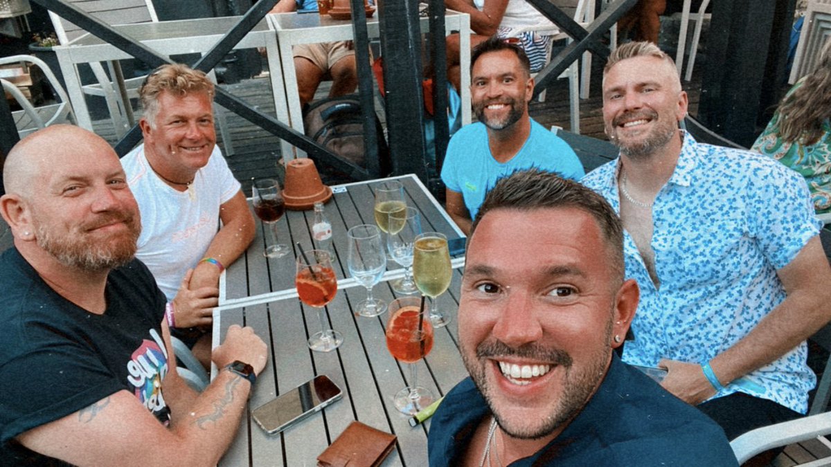 Dinner with the gang 💙
@brighton_gay @simon_duchess @GlennieBoy_ 

#pride #nightslikethese