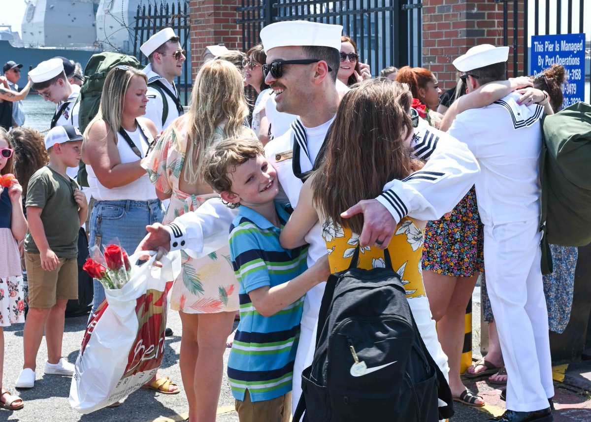 Welcome back! 🎉 

Sailors assigned to #USSJohnWarner (SSN 785) return to Norfolk after a successful deployment.

📸 by Mass Communication Specialist 1st Class Justin Yarborough