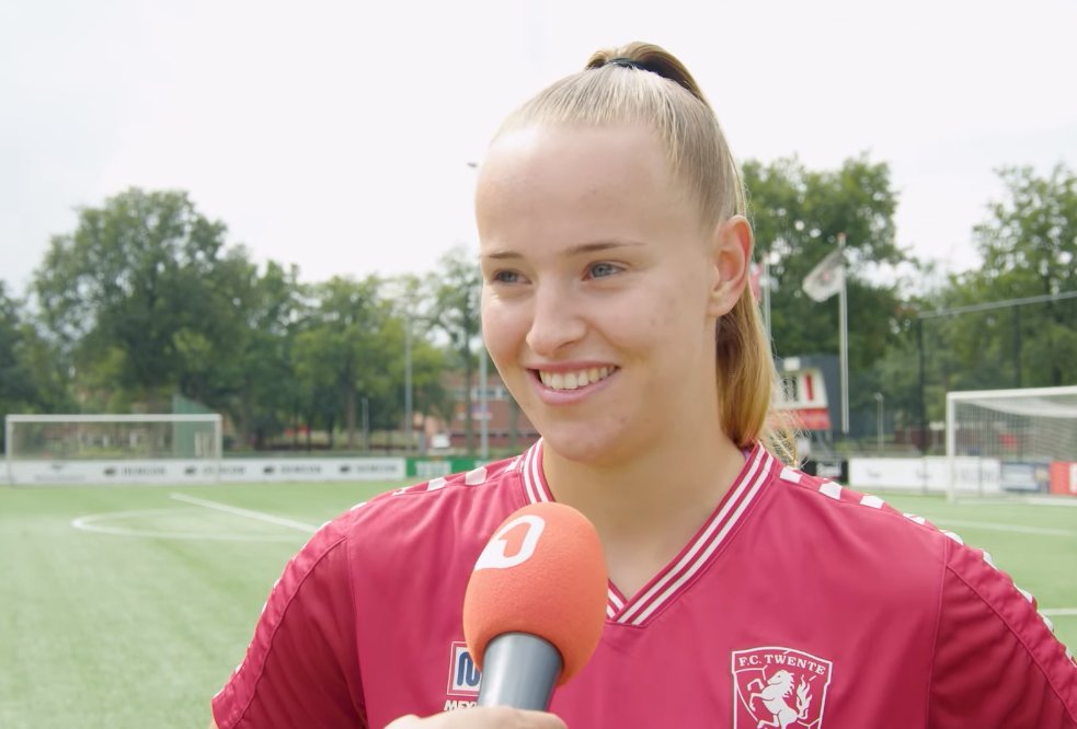 1TEnschede's tweet photo. @DomselaarDaphne  na fantastisch EK terug bij FC Twente Vrouwen: "Ineens sta je in de spotlight": https://t.co/m3ExstgjWo

#FCTwente #FCTwenteVrouwen #WEuro2022 #EK2022 #OranjeLeeuwinnen @FCTwenteVrouwen https://t.co/UL1Sb20Dqe