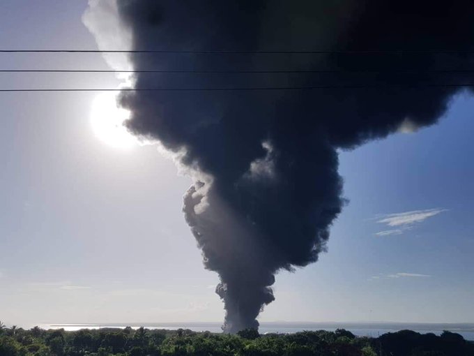 A propósito de lo sucedido en #Matanzas con el incendio iniciado por la caída de un rayo en un tanque de petróleo, es notable la enorme columna de humo negro sobre esa ciudad y que se extiende hacia #LaHabana y #Mayabeque. ¿Qué efectos tienen la inhalación de humos tóxicos?