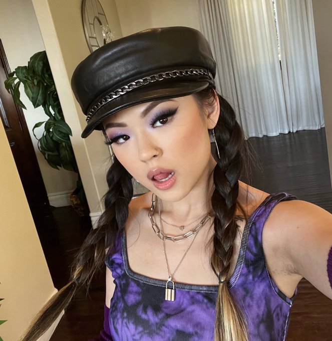 the hat stays ON during sex !! https://t.co/wV3SCpx24y