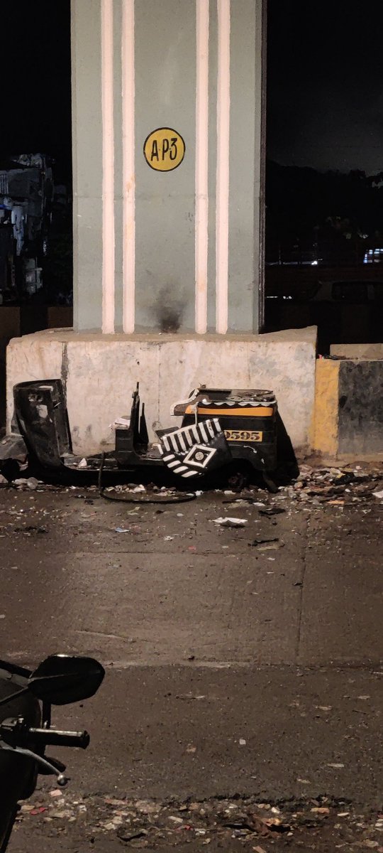 GovandiCell's tweet photo. Need Attention: @MTPHereToHelp @MumbaiPolice @mybmc 

#RemoveKhatara Auto Rickshaw

#MncdfCollective

Add: Kamla Raman Nagar, near Shehnai Hall, Below passage GMLR Flyover, front of SK Enterprises, Baiganwadi Govandi Mumbai 43 https://t.co/u4YWi0LZJ0