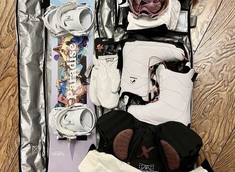Andrea235835688's tweet photo. I saw my ski gear while cleaning the room, I don't even remember how long I haven't been skiing, in the hot summer, I'm looking forward to winter, I need a ski😜 https://t.co/TAG6ceBxmA