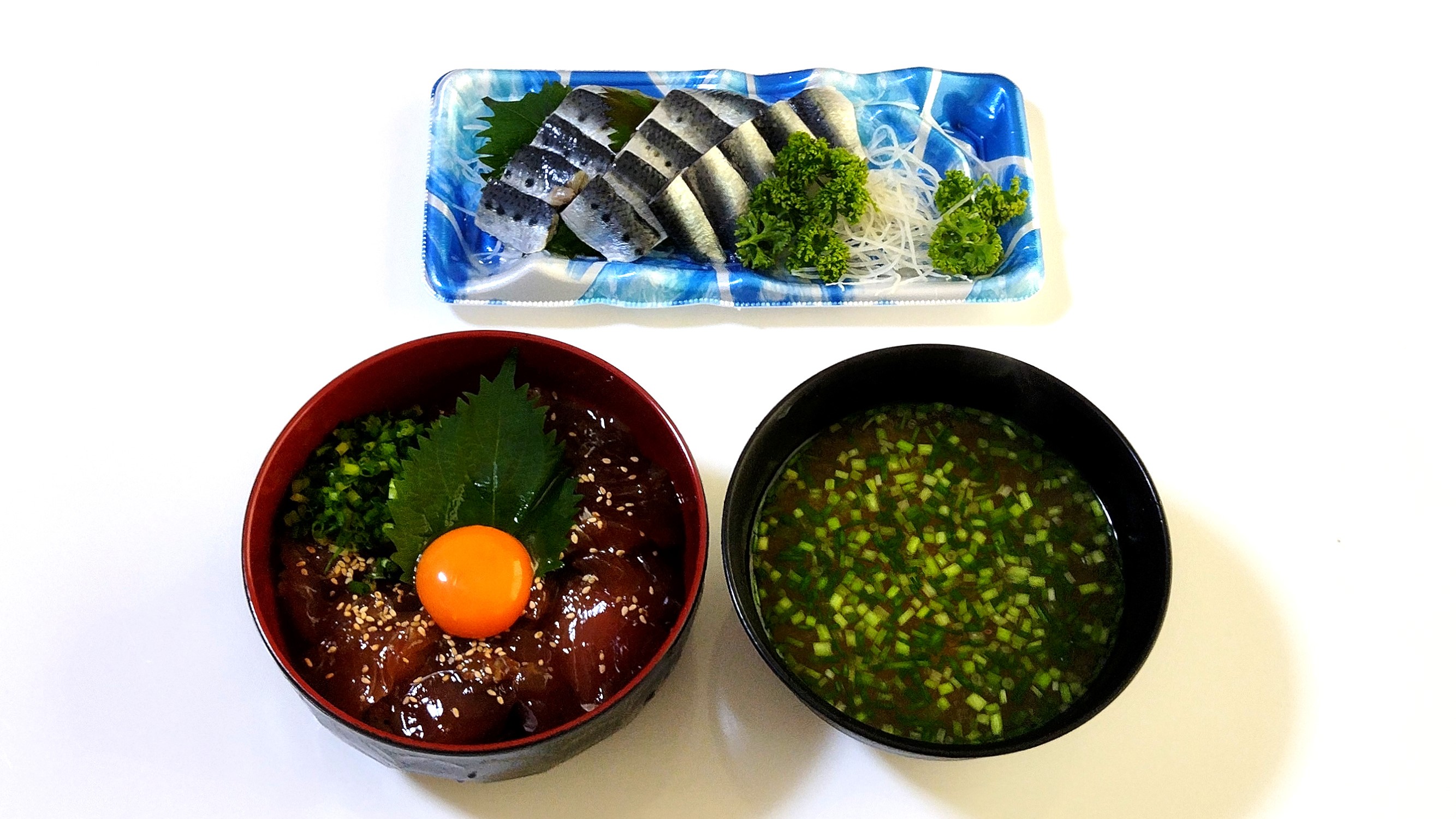Osakanaparadise 今日の朝ご飯はぁ Gt Lt コシナガマグロちゃんの漬け丼と しめいわしのお造りなのですっ お惣菜のいわしは お魚さんも思わず唸ってしまうほどの激ウマで 捌きも盛り付けも超ハイクオリティーなのですっ Gt O Lt