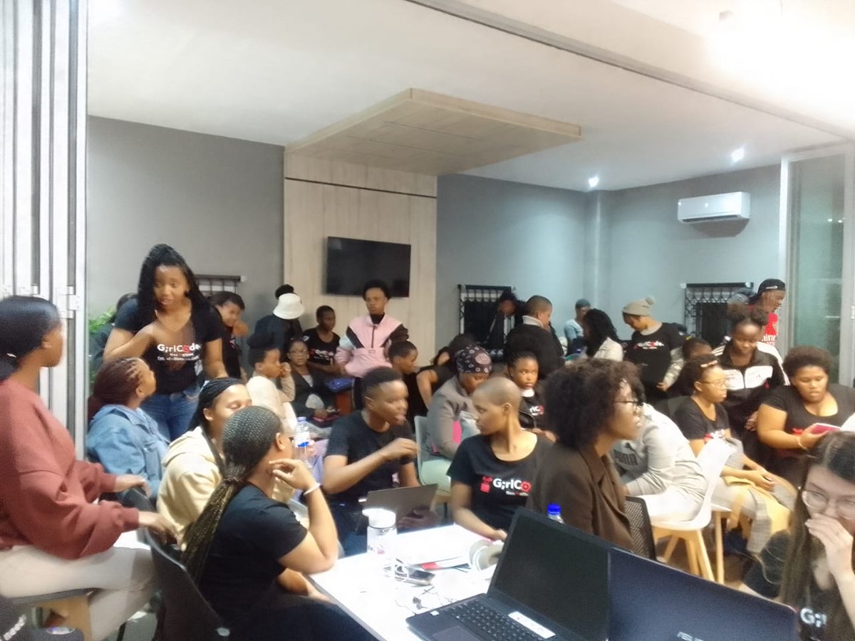 GirlCode👩💻 tweet media