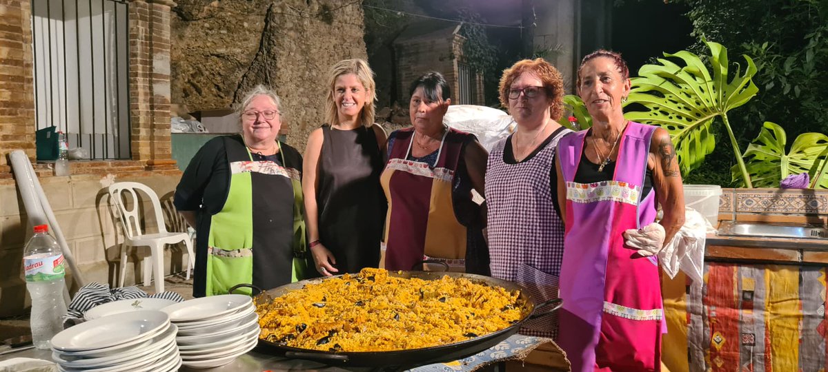 meritxellroige's tweet photo. I aquest cap de setmana hem acompanyat als veïns de Santa Clara en la festa del barri,a la missa al convent de Santa Clara, la processó pels carrers del barri i la paella popular, on hem reconegut la feina feta per l'ex president Manolo Cardona i per l'actual Presidenta i Junta. https://t.co/L0KM3IeQMN