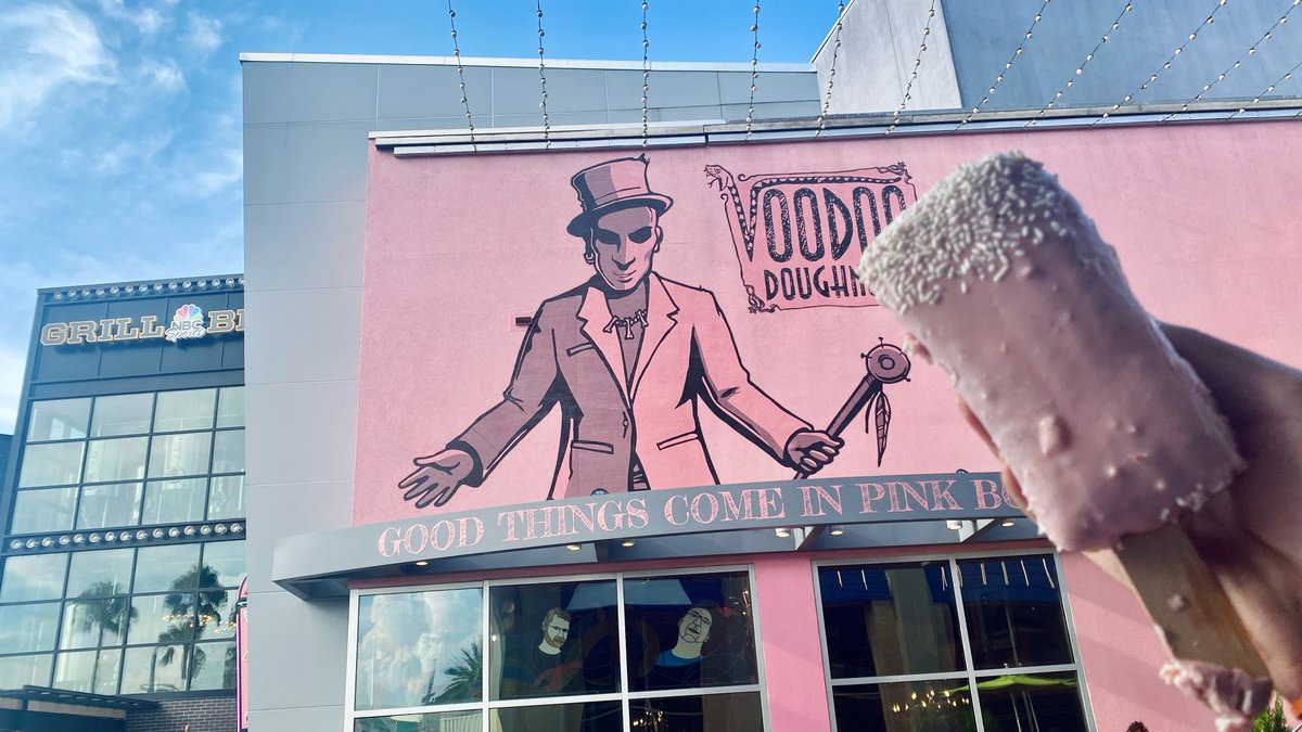 TTasteTravels's tweet image. Strawberry Crush  - $3.45
A strawberry frosted doughnut on a stick, filled with Bavarian custard, and dipped in white sprinkles.
*
*
*
*
#themeparkfood #ufbeats #universal #universalstudios #universalorlando