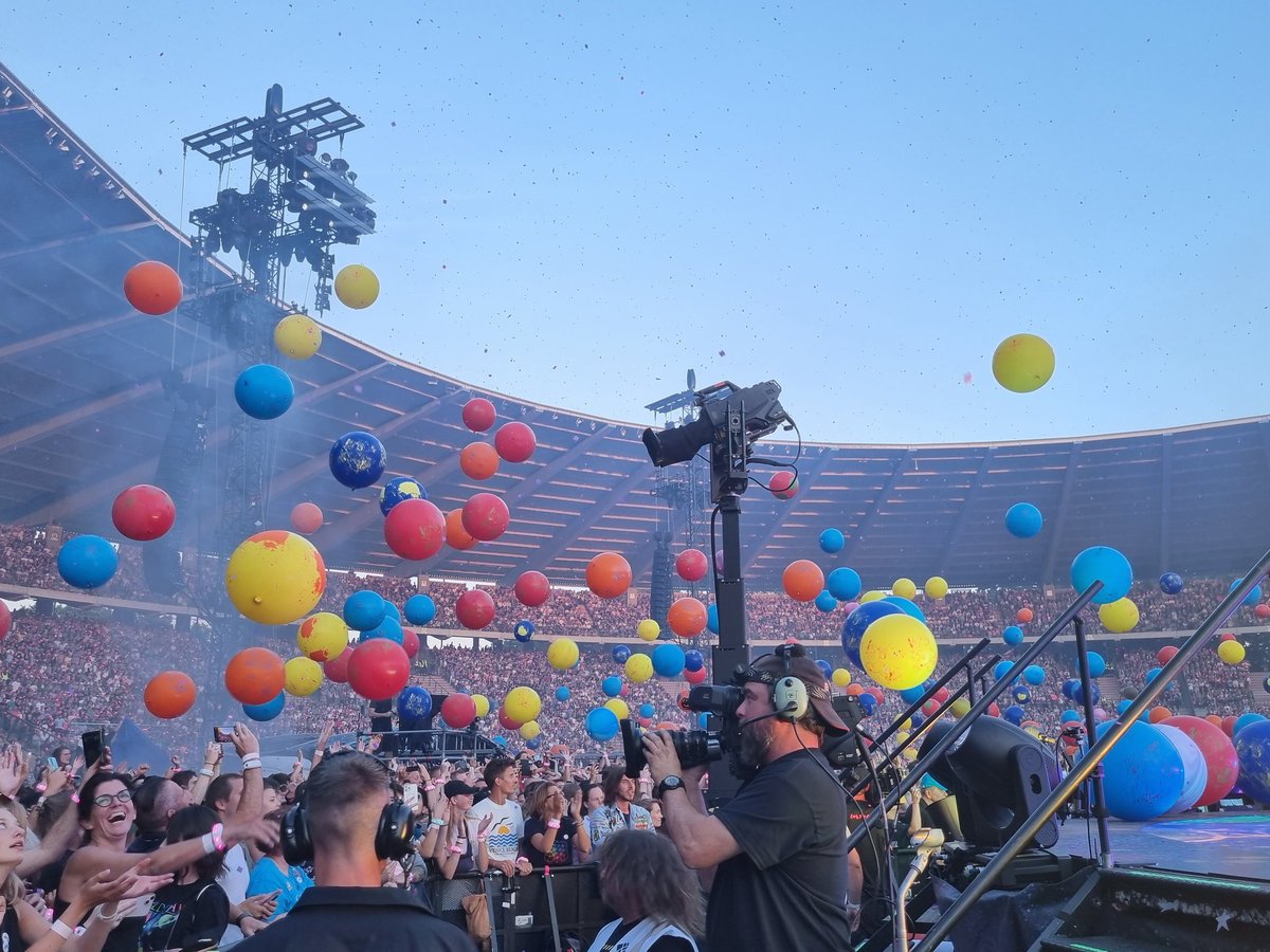 shivering__gold's tweet photo. Would it truly be a Coldplay concert if I didn't post the balls #balls #AOAL ❤️ https://t.co/nRS9U4yLwP