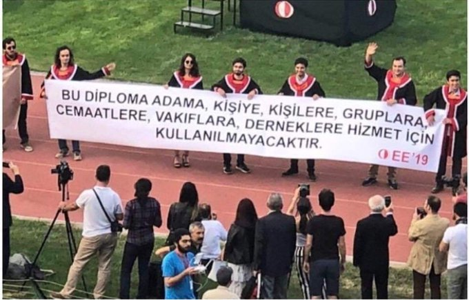 emine00659738's tweet photo. Eğitim seviyesi arttıkça, 
Akp oyları azalıyor diye kendi 
ağızları ile itiraf etmişlerdi.
Bu pırıl pırıl gençlerde vücut 
bulmuş hali.
#ODTÜ
#ODTÜmezuniyetininYeriDevrimdir 
#ODTÜmezuniyet 
#SaltanatınızBitecek https://t.co/GeBBobrxVd