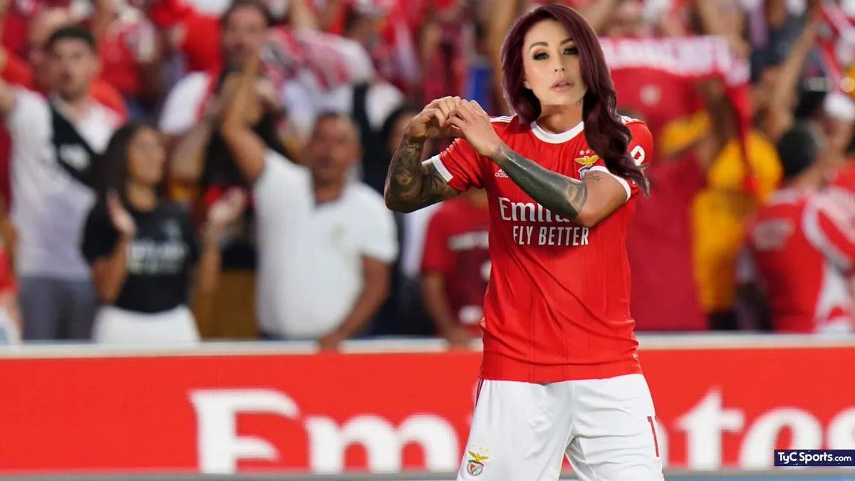 *CAMBIO EN EL EQUIPO DOMINANTE*

Sale nuestra lateral izquierda Monique Alexander por una revulsiva jugadora que viene a demostrar lo que vale… 

Dicen las malas lenguas que te hace acabar tan rápido que no te das cuenta. Claramente estamos hablando de KIRA NOIR