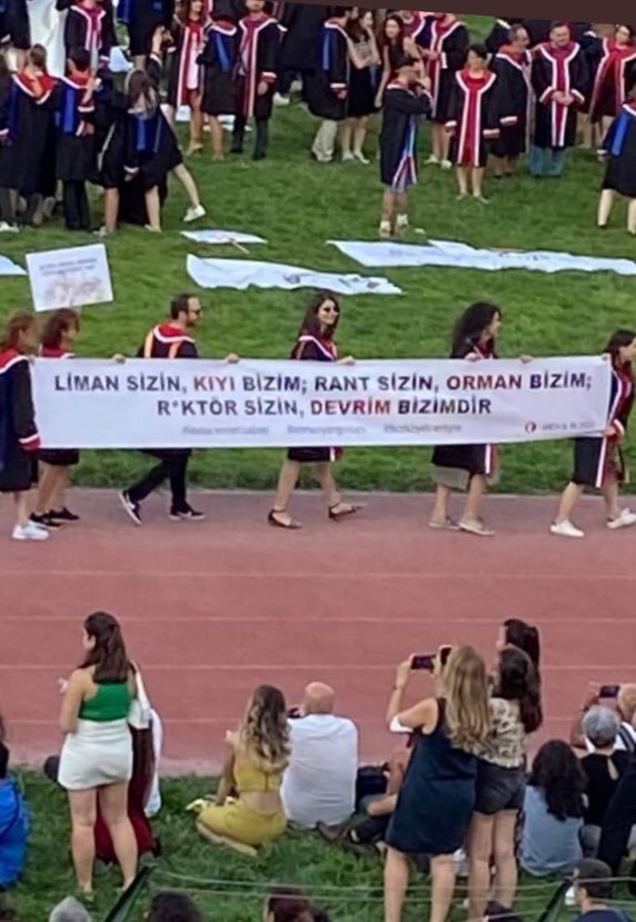 emine00659738's tweet photo. Eğitim seviyesi arttıkça, 
Akp oyları azalıyor diye kendi 
ağızları ile itiraf etmişlerdi.
Bu pırıl pırıl gençlerde vücut 
bulmuş hali.
#ODTÜ
#ODTÜmezuniyetininYeriDevrimdir 
#ODTÜmezuniyet 
#SaltanatınızBitecek https://t.co/GeBBobrxVd