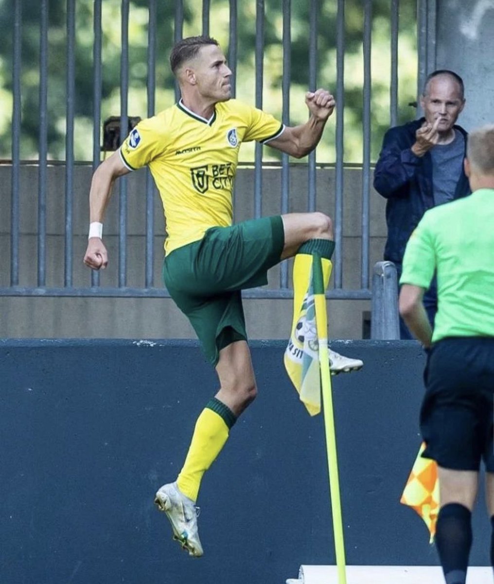 outofcontextfsc's tweet photo. #fortunasittard https://t.co/UAPfcYwIfs