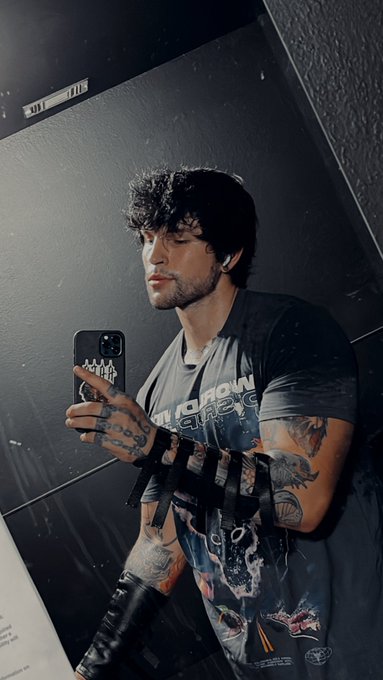 My forearm straps make me look like I&rsquo;m from a book https://t.co/np3gRakNIt