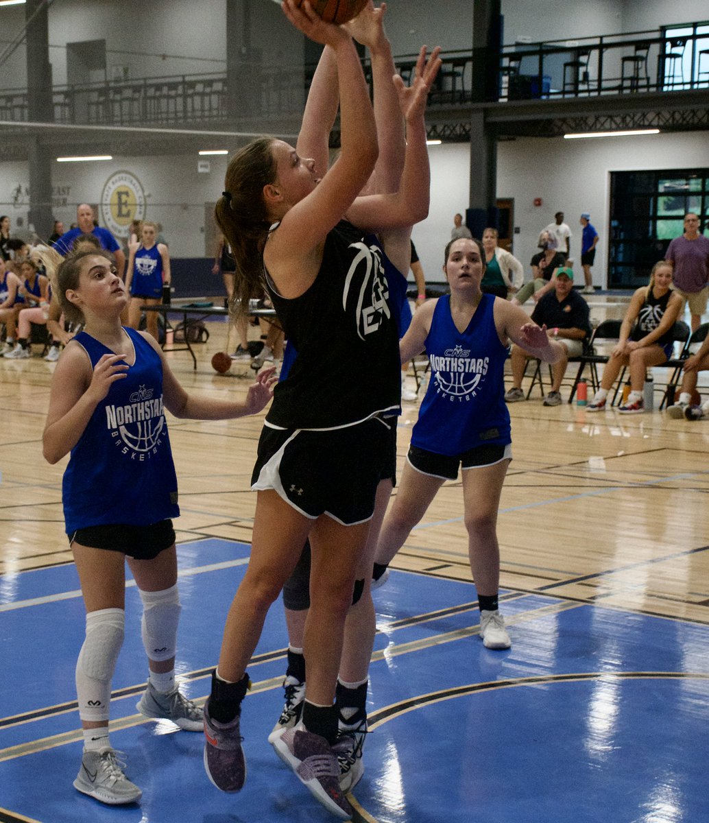 6 or 7 years of <a href="/BattleofNY1/">Battle of NY</a> (<a href="/ShenGirlsHoops/">ShenGirlsHoops</a> <a href="/ShenHoopsCoach/">Coach Murphy</a>) and today was the first time I stepped away from the clock &amp; roamed for the day. Had to take advantage 📸 #ViewsFromTheBaseline from a fun &amp; competitive Saturday! Catch me back on the Court 1 clock in the AM 👋🏼