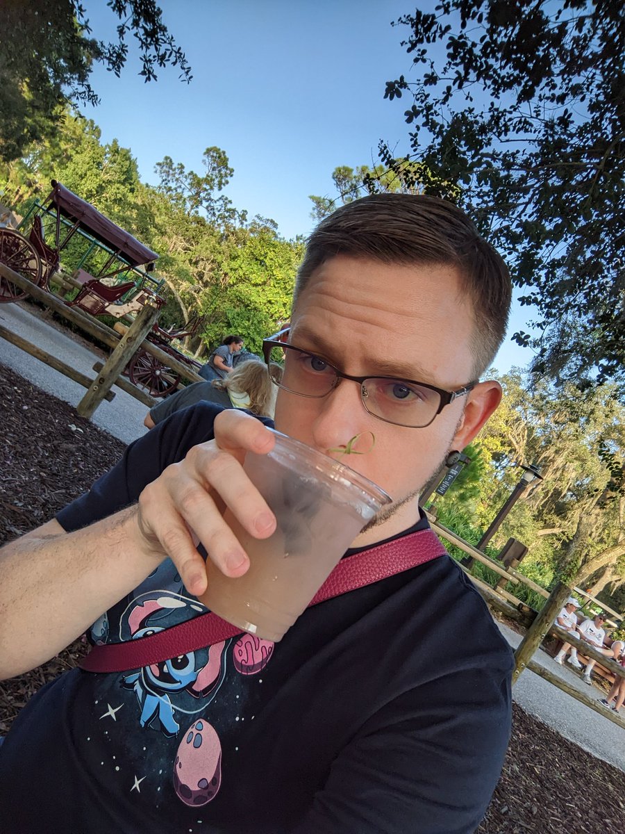 Doing that <a href="/AestheticPuppet/">Hi, I’m Jay!</a> at #FortWilderness before our dinner and a show at the newly-returned #HoopDeeDooRevue.