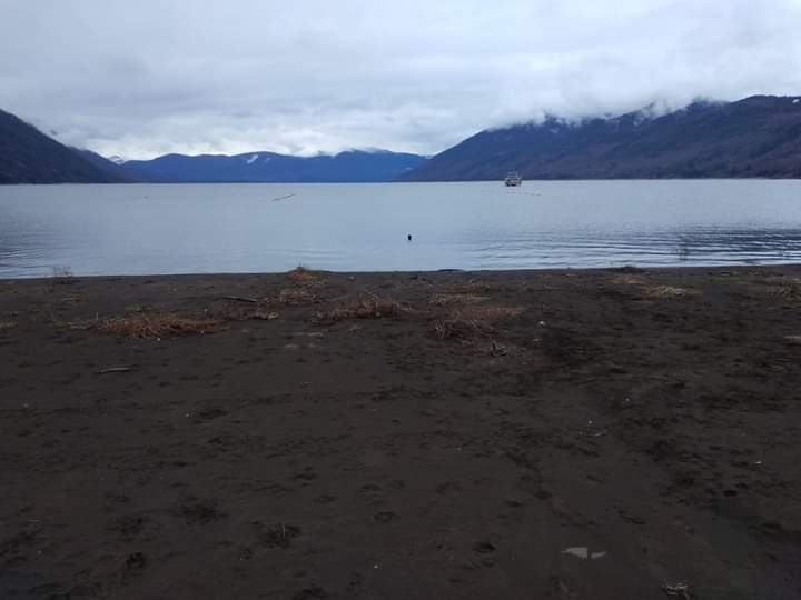 duranrivera's tweet photo. 4.7 metros subió el lago Caburgua en la semana ( plano horizontal) sector playa negra. Con esto el aumento ha sido de 61,3 metros (19,7%) desde 20 mayo. Para su cota normal histórica de invierno aún faltan 249, 7 metros ( 80,3%). Voluntariado Vigilantes del Lago. Con Sandra Rojos https://t.co/BCAKim8rJY