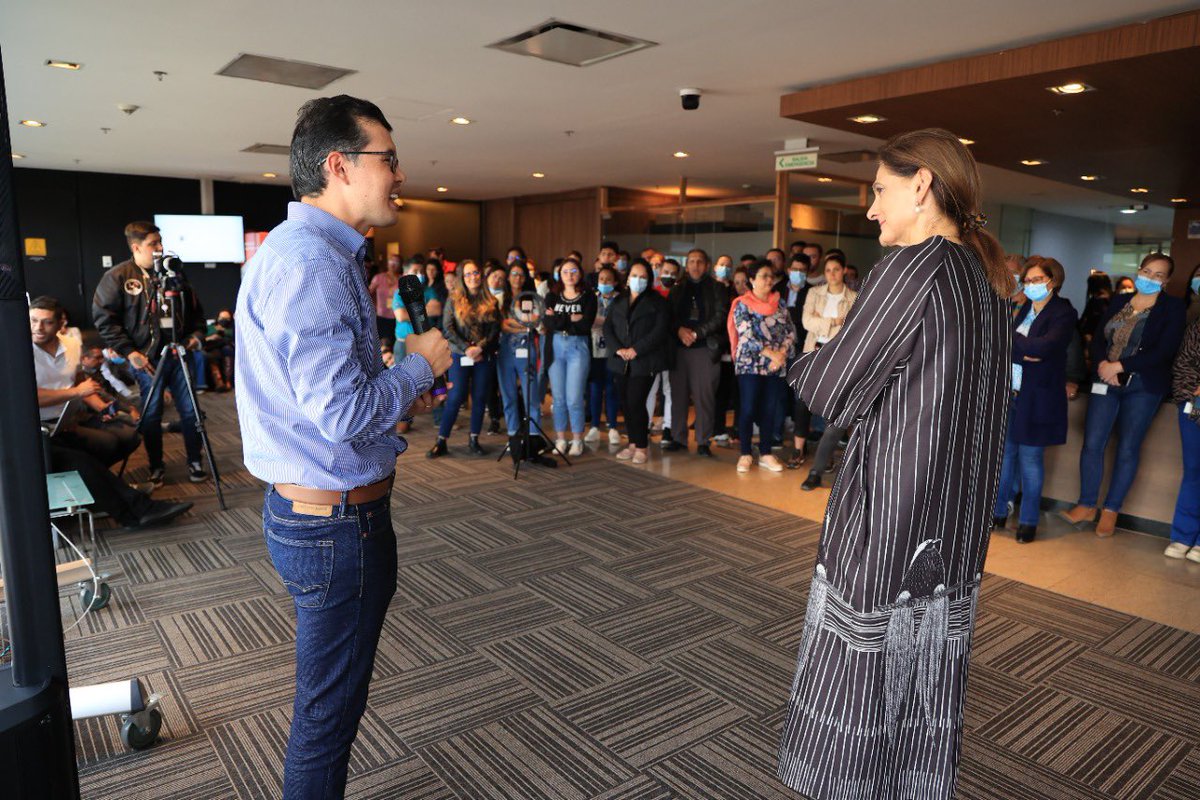 orozco_angela's tweet image. Gracias a los viceministros @Olgamirez, @paboncamilo, y a cada uno de los directores de las entidades adscritas, que durante estos cuatro años trabajaron día a día por acercar más y mejor a los ciudadanos. ¡#EnEquipo aportamos a la consolidación de un sector más competitivo!