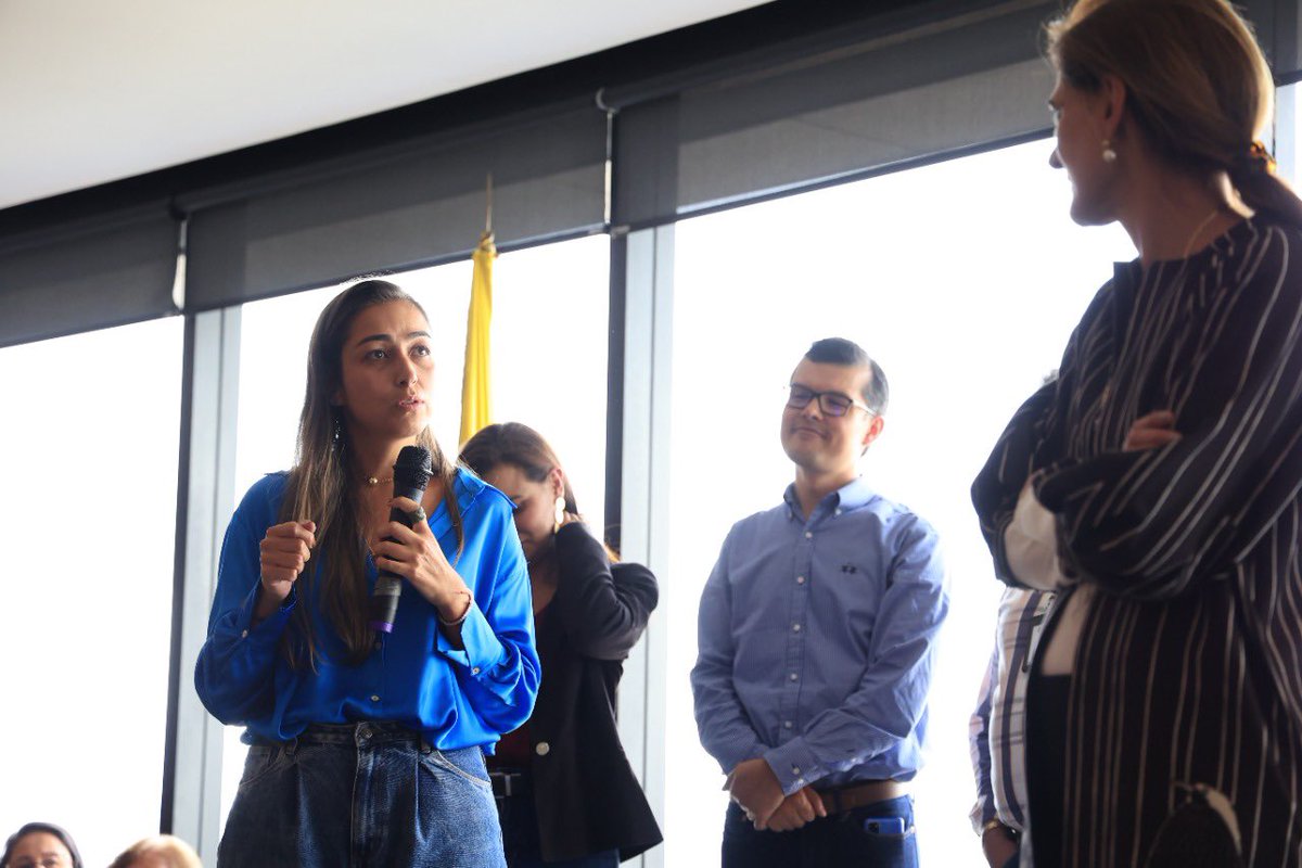 orozco_angela's tweet image. Gracias a los viceministros @Olgamirez, @paboncamilo, y a cada uno de los directores de las entidades adscritas, que durante estos cuatro años trabajaron día a día por acercar más y mejor a los ciudadanos. ¡#EnEquipo aportamos a la consolidación de un sector más competitivo!