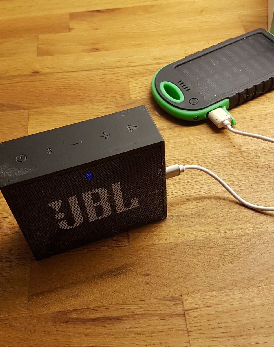 resettodefault's tweet photo. När man MÅSTE lyssna på musik och ladda telefonen samtidigt. Och powerbanken inte går att hitta. #ElectricSolar https://t.co/yVkDVC3am6