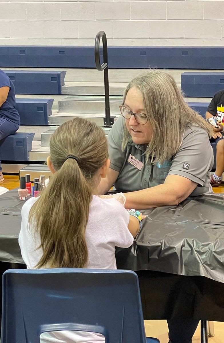 For Trustee Weir the <a href="/RoundRockISD/">Round Rock ISD</a> back to school celebration was not just a perfect photo op, she and her husband also spent HOURS painting fingernails! 💅💕 #HardestWorkingTrustee #RRISD1Family