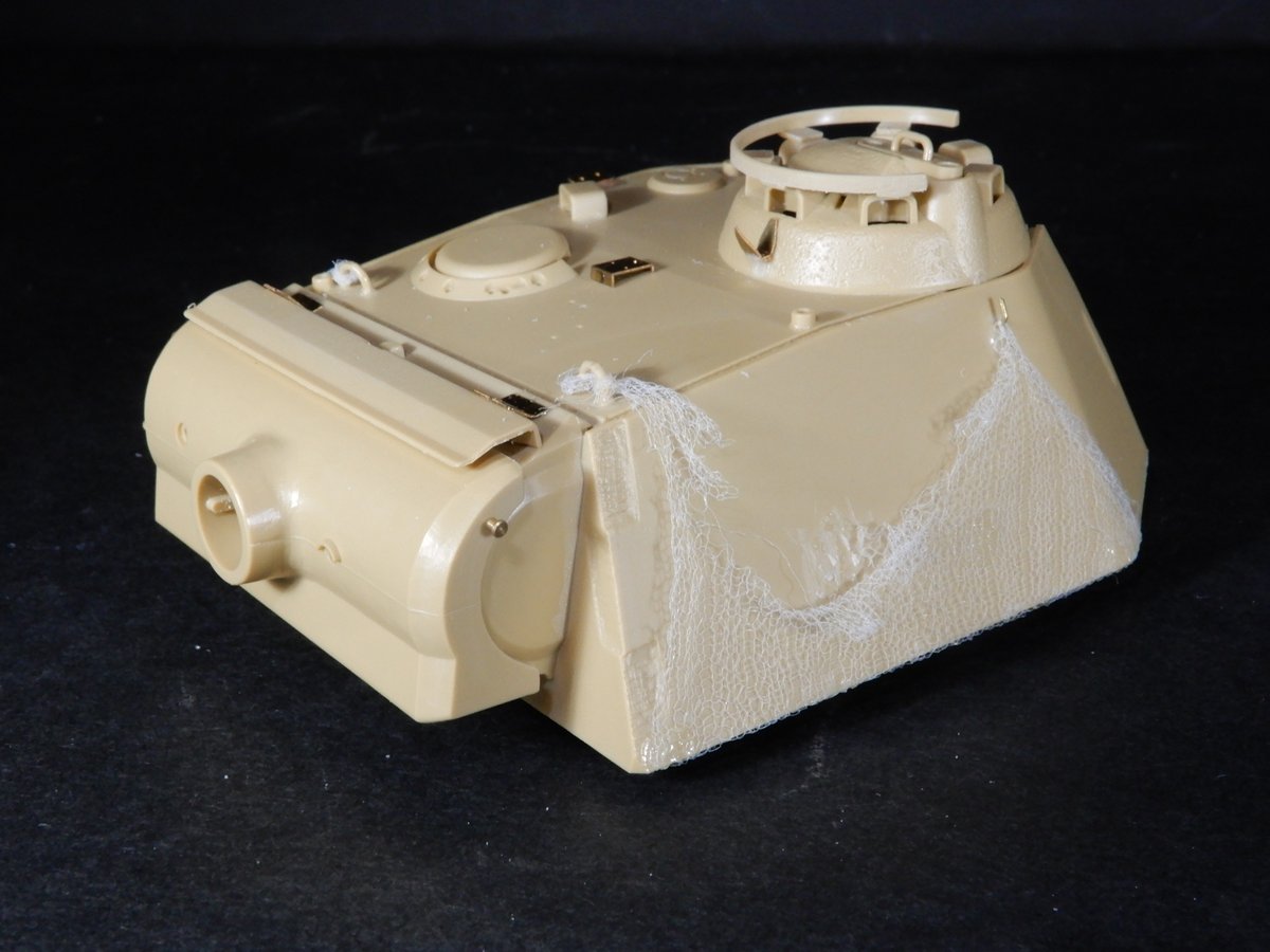 Yoshi84525254's tweet image. 【Panther 進捗6】
全然眠れない模活😥
砲塔にも洗濯ネットで偽装網をひっ付けてみました😆
大戦期の写真を見てると、たまに黒い布？の様な物を付けたパンタ―を見掛けますが、これもカモフラ―ジュの一種なんでしょうか？
#タミヤ　#パンター　#PantherG #戦車模型